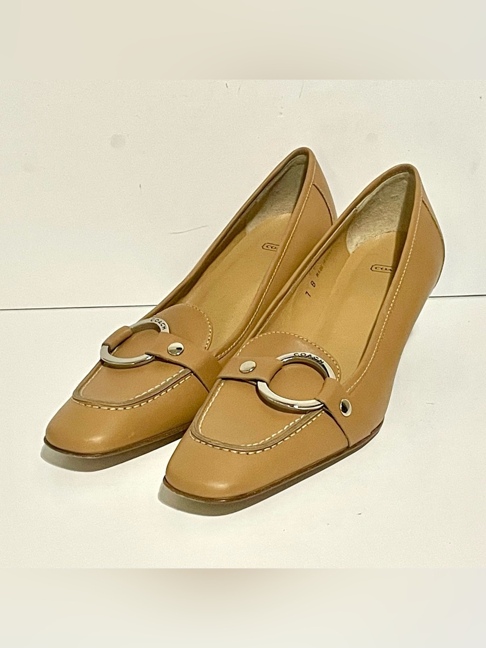 COACH Shelly Pumps Shoes Sz. 7 B Beige Suede Buckle Low Heels Made Logo ITALY